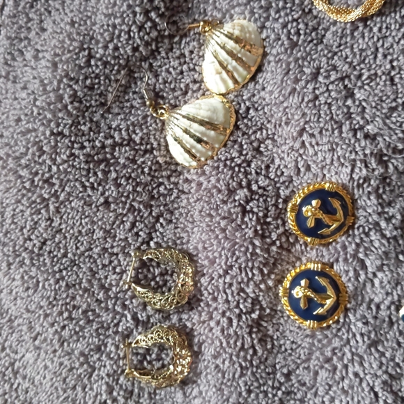 🔥3/$10 Lot of 14 sets of Vintage earrings - Picture 8 of 8